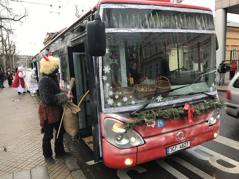 Stovky malých i velkých zájemců si v úterý užily již 15. Mikulášskou jízdu s českobudějovickým dopravním podnikem.