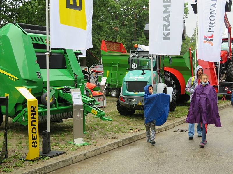 Zahájení agrosalonu Země živitelka v Budějovicích na Výstavišti ve čtvrtek 26. srpna. První den veletrhu pršelo, ale ani to návštěvníky neodradilo.