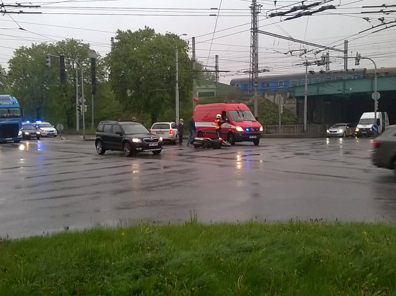 Střed osobního auta s motocyklem v úterý ráno zkomplikoval dopravu v Českých Budějovicích u viaduktu.