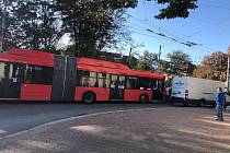 Čtvrteční ranní nehoda trolejbusu a dvou aut na českobudějovickém Mariánském náměstí zkomplikovala dopravu.