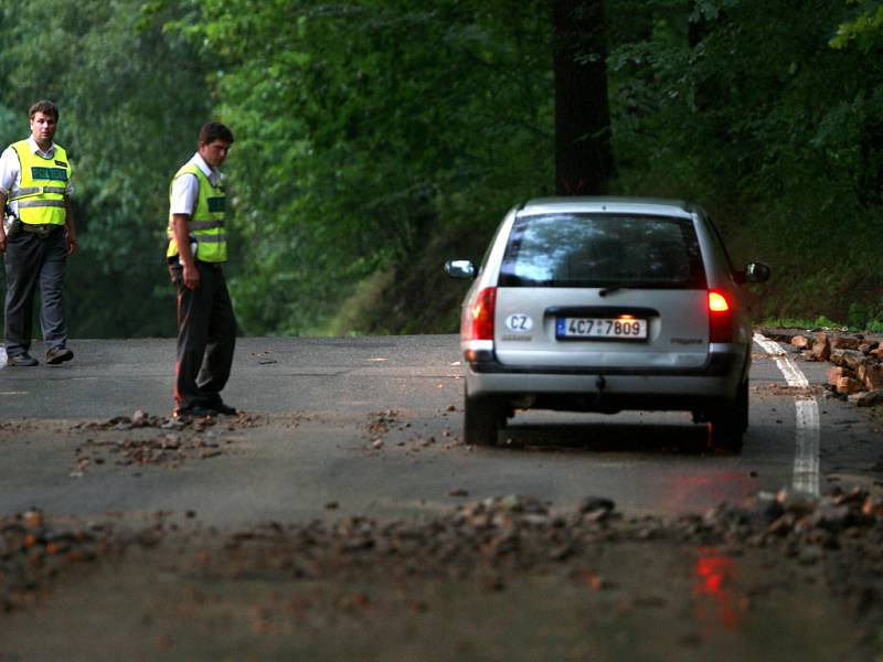 Po čtvrteční bouřce byla jen se zvýšenou opatrností průjezdná komunikace z Českých Budějovic do Hluboké nad Vltavou přes Zámostí, kde příval dešťové vody zanechal kameny a bahno.