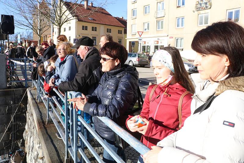 Plavecké závody mezi mosty v Budějovicích.