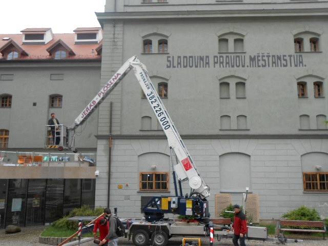 V písecké Sladovně zasahovala v úterý kvůli velké vodě těžká technika.