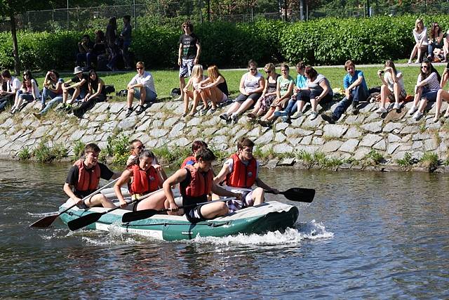 Na slepém rameni Malše se uskutečnil třetí ročník sportovní soutěže  Raftové primátorky. Na vodě se utkali studenti budějovických gymnázií.