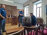 Krajský soud v Českých Budějovicích od února řeší případ znásilnění na jednom z jihočeských statků, kde trávila čas mládež od 12 do 21 let.