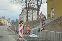 Už vloni stavěli v Boršově nad Vltavou nový chodník (na snímku). Slíbená dotace bude vyplacena nejspíše až v květnu.