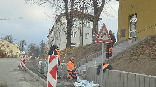 Už vloni stavěli v Boršově nad Vltavou nový chodník (na snímku). Slíbená dotace bude vyplacena nejspíše až v květnu.