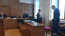 Policista David Knapík, obžalovaný ze zabití a zneužití pravomoci úřední osoby, u Krajského soudu v Českých Budějovicích ve čtvrtek 5. května, v poslední den hlavního líčení.