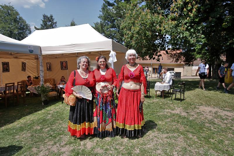 Úsilné v sobotu 19.6. oslavili dokončenou stavbu Altánu pod kaštany.