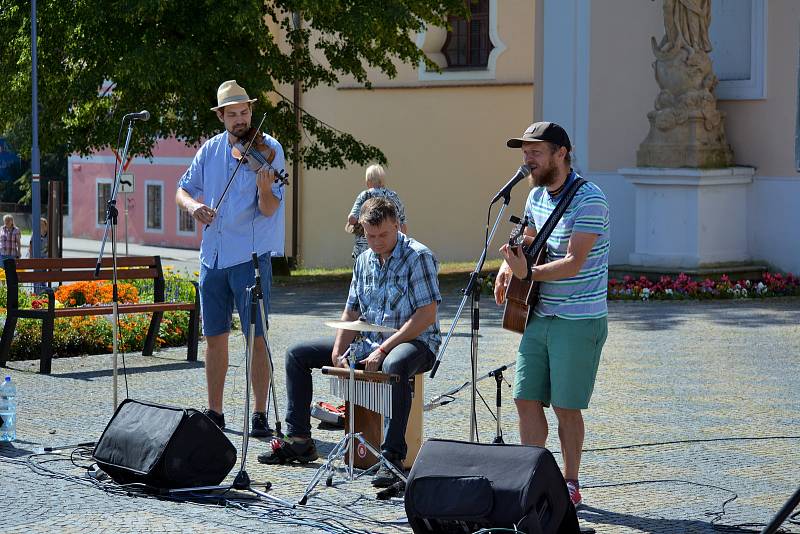 V sobotu dopoledne vystoupila na vltavotýnském náměstí skupina Láďa Latka trio.