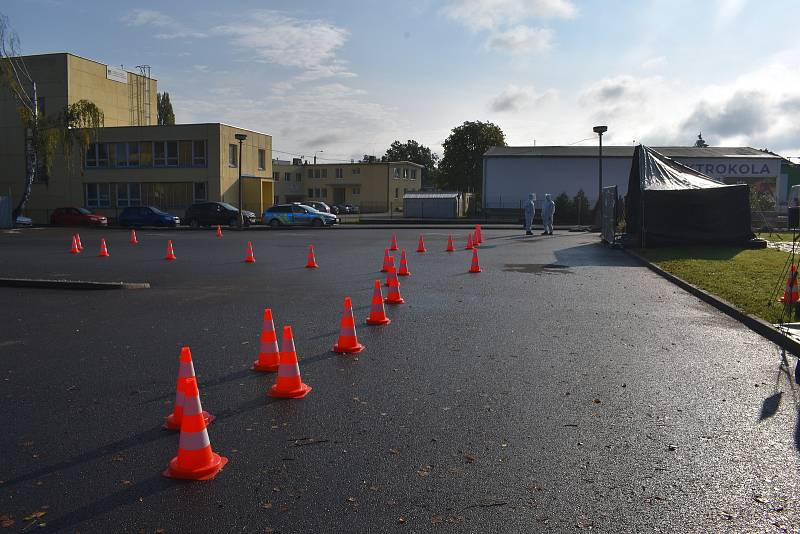 Ve středu vhazovali lístky do volebních uren z aut řidiči, kteří onemocněli covid-19 nebo jsou v karanténě. Na snímku je drive-in stanoviště pro okres České Budějovice v areálu Správy a údržby silnic Jihočeského kraje v Českých Budějovicích.