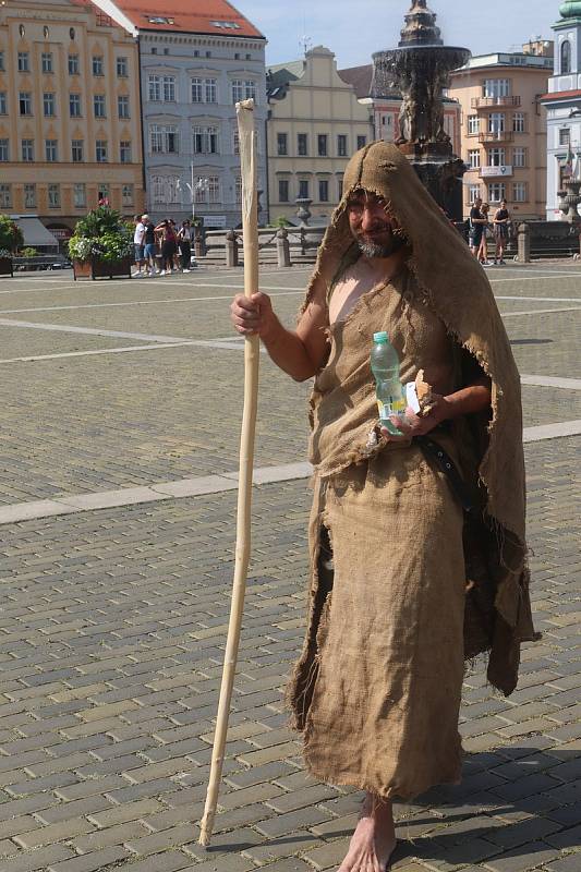 Žebrák na českobudějovickém náměstí.