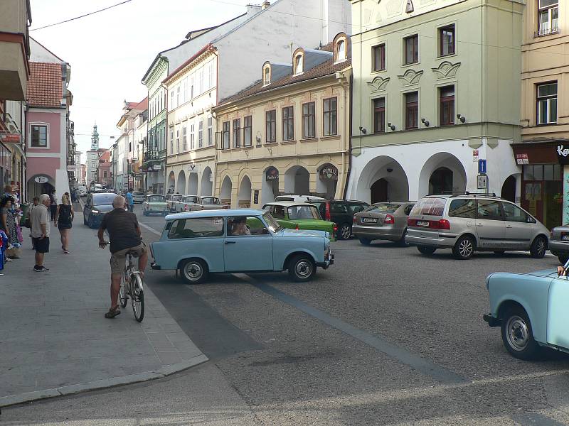 Trabanty maďarských turistů v českobudějovické Krajinské ulici při výletě po Evropě. Vozy v dokonalém stavu budily velkou pozornost kolemjdoucích.