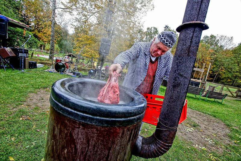 Klasickou českou zabijačku a všechno, co k ní patří, předvedli v sobotu lidem na Borovanském mlýně. Závodilo se i v přípravě nejlepší jitrnice.