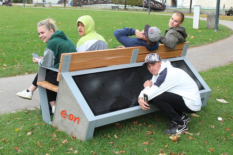 Studenti jsou na Sokolském ostrově každý den. Nové lavičky si všimli hned.