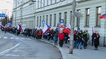 Demonstrace a pochodu za svobodu v Českých Budějovicích se zúčastnilo asi pět stovek lidí. Na průběh akce dohlížela policie.