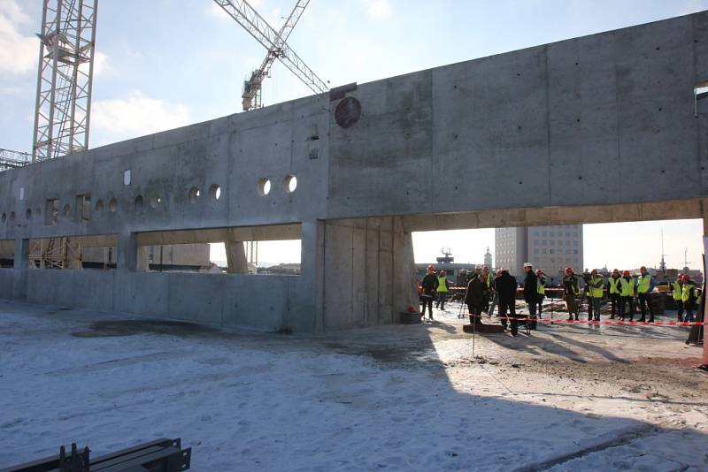 Zvětšené a modernější obchodní centrum na budějovické Pražské třídě se otevře koncem října.