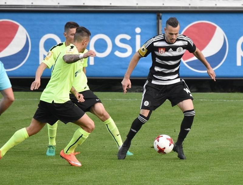 Fotbalisté Dynama v sobotním šlágru II. ligy porazili Opavu 2:1 a vystřídali ji v čele tabulky. 