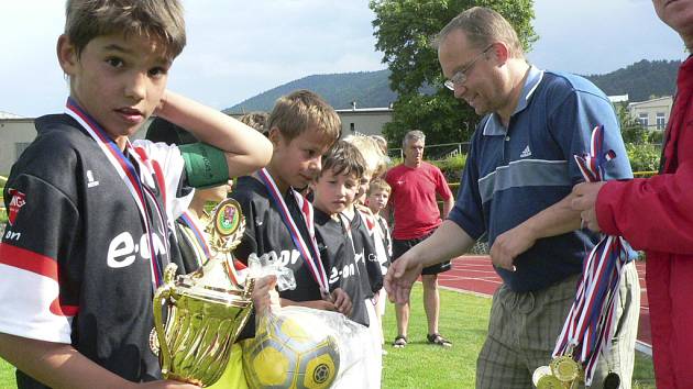 Vítězem krajského přeboru fotbalistů v kategorii ročníků narození 1999 se pro letošní sezonu stali mladíci z Dynama ČB. Svěřence trenérů Šenkýře a Vítů čeká vyvrcholení sezony, kterým bude turnaj MČR v Holešově. 