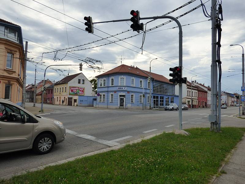 Křižovatka ulic Branišovská a Husova.