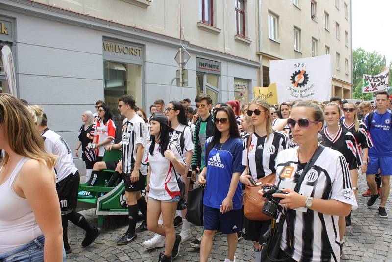 Celý týden žily České Budějovice multižánrovým festivalem Budějovický Majáles. Ten se v pátek rozloučil s krajským městem průvodem na náměstí Přemysla Otakara II., volbou krále a řadou koncertů.