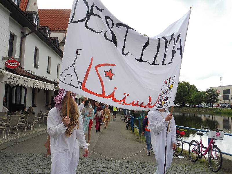 Českobudějovický majáles 2020. Studenti v maskách tentokrát v menším množství prošli městem. Veselí byli i tentokrát.