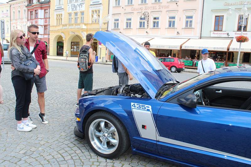 Třídenní dostaveníčko si na jihu Čech dali milovníci aut značky Ford Mustang. V neděli se zastavili na náměstí Přemysla Otakara II. v Českých Budějovicích.