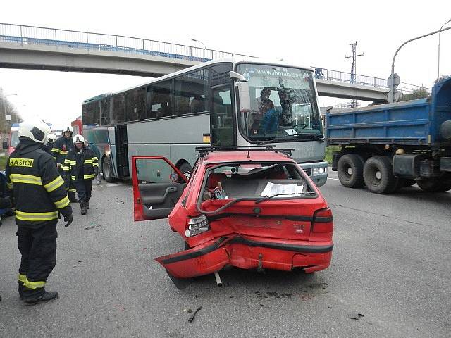 Nehoda tří osobních automobilů a autobusu v Českých Budějovicích.