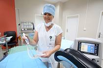 Na snímku PlasmaJet předvádí Blanka Nevečeřalová, staniční sestra operačních sálů Gynekologicko-porodnického oddělení Jihočeské nemocnice.