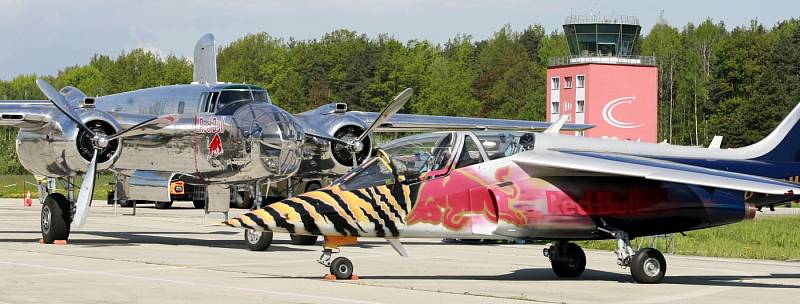 Letecká skupina Red Bull Flying Bulls z Hangáru 7 v Salcburku hostovala do včerejška na letišti v Plané u Českých Budějovic. Ve vzduchu i na zemi se představily slavné stroje, např. Lockheed P38 Lightning, kterým létal spisovatel Antoine de Saint-Exupéry.