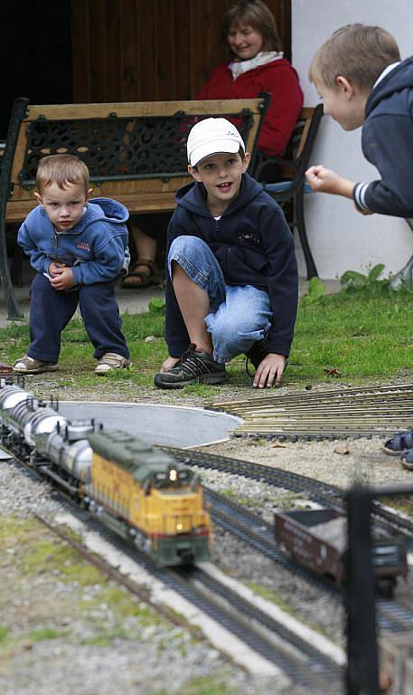 Mininádraží s kolejištěm o délce téměř čtvrt kilometru, depo, otočné kolejiště, vaidukty, mostové nadjezdy a několik tunelů, tak jako je to ve skutečnosti jen několikrát menší, skrývá zahrada Ludvíka Friedbergera v Husinci. 