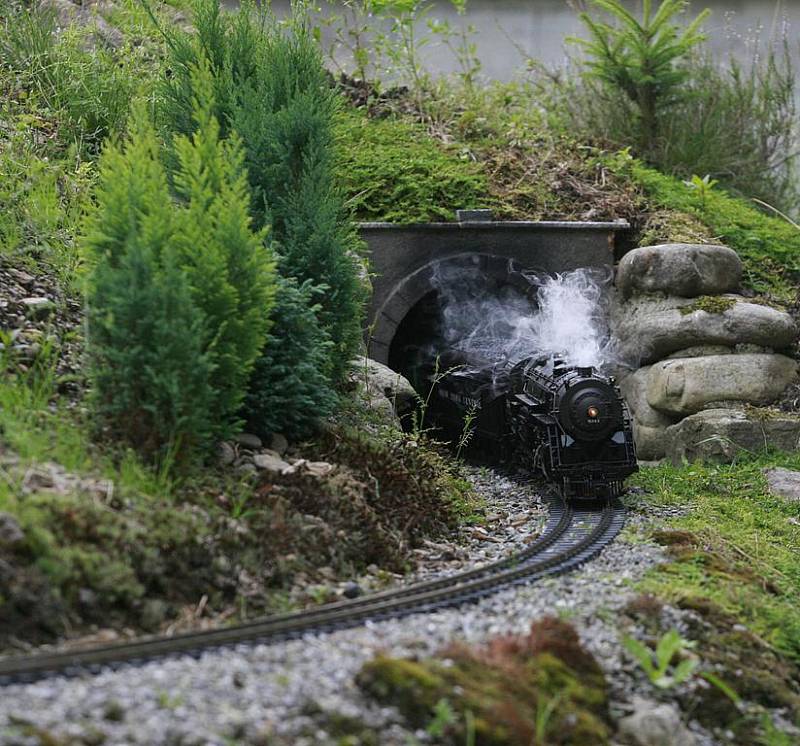 Mininádraží s kolejištěm o délce téměř čtvrt kilometru, depo, otočné kolejiště, vaidukty, mostové nadjezdy a několik tunelů, tak jako je to ve skutečnosti jen několikrát menší, skrývá zahrada Ludvíka Friedbergera v Husinci. 