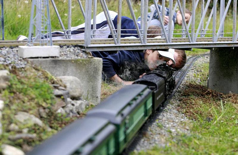 Mininádraží s kolejištěm o délce téměř čtvrt kilometru, depo, otočné kolejiště, vaidukty, mostové nadjezdy a několik tunelů, tak jako je to ve skutečnosti jen několikrát menší, skrývá zahrada Ludvíka Friedbergera v Husinci. 