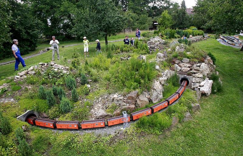 Mininádraží s kolejištěm o délce téměř čtvrt kilometru, depo, otočné kolejiště, vaidukty, mostové nadjezdy a několik tunelů, tak jako je to ve skutečnosti jen několikrát menší, skrývá zahrada Ludvíka Friedbergera v Husinci. 