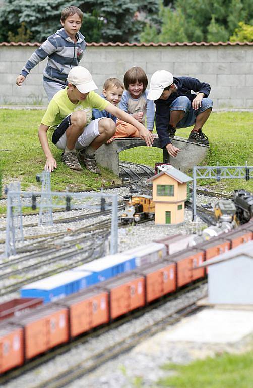 Mininádraží s kolejištěm o délce téměř čtvrt kilometru, depo, otočné kolejiště, vaidukty, mostové nadjezdy a několik tunelů, tak jako je to ve skutečnosti jen několikrát menší, skrývá zahrada Ludvíka Friedbergera v Husinci. 