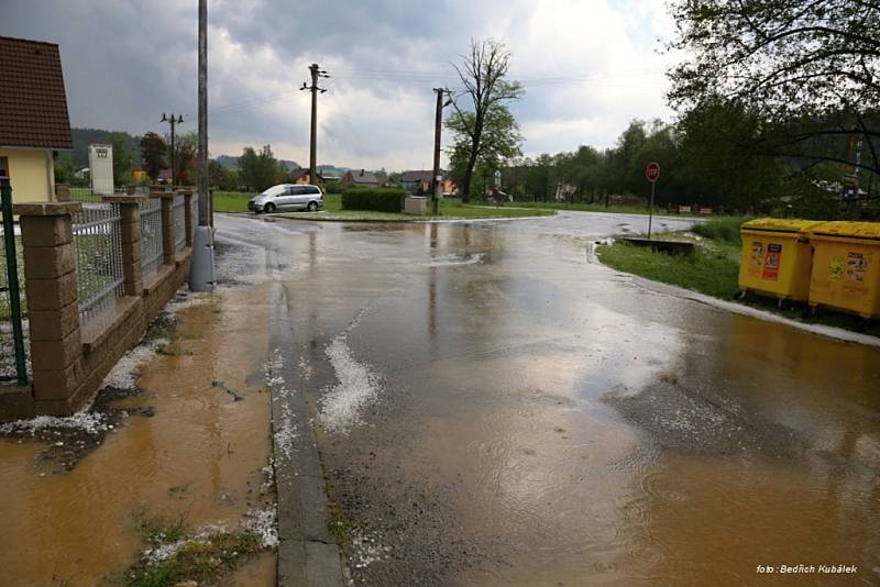 Krupobití se přehnalo i přes Čkyni, kde museli zasahovat hasiči. 