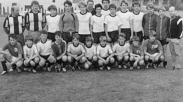 Fotbaloví žáci po svém triumfu v Přelouči v roce 1985 (nahoře vpravo tehdejší šéf mládeže v Dynamu Zdeněk Plachý),