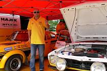 Majitel závodní stáje Ctirad Hájek se svými dvěma „miláčky“, vozy Opel Kadet GT Coupé z roku 1976. Oba vozy se také zúčastnili uplynulé Rallye Český Krumlov. Snímek je z českobudějovické servisní zóny na výstavišti.