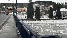 Někde se na vodních plochách na Českobudějovicku držel ve středu ráno led, jinde po něm nebylo ani památky. Na snímku Lužnice v Kolodějích nad Lužnicí.