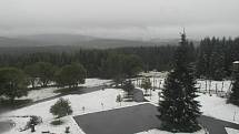 Šumavské vrcholy zbělely prvním sněhem této sezóny. Na snímku pohled od hotelu Bučina.