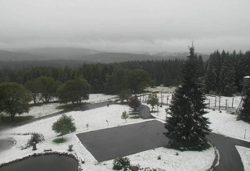 Šumavské vrcholy zbělely prvním sněhem této sezóny. Na snímku pohled od hotelu Bučina.