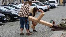 Tesání křížů na náměstí v Českých Budějovicích.