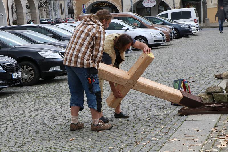 Tesání křížů na náměstí v Českých Budějovicích.