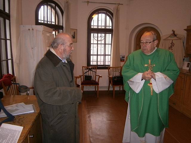 Sbormistr Václav Junek a kněz Václav Habart, sloužící  v budějovickém kostele sv. Jana Nepomuckého . 