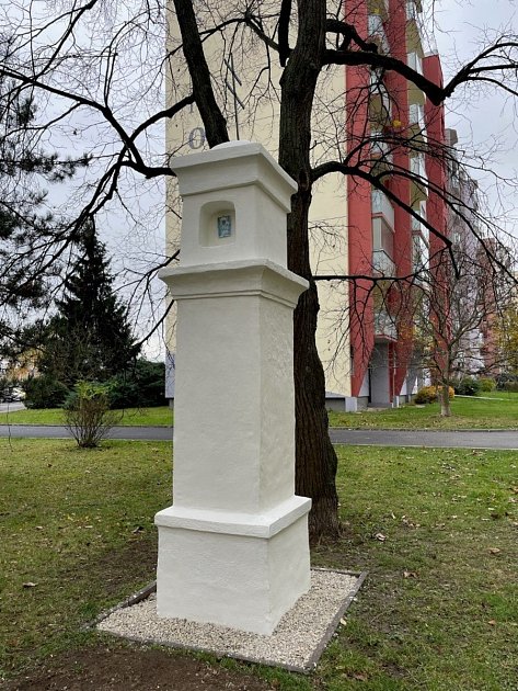 Opravená boží muka na sídlišti Vltava v Českých Budějovicích.