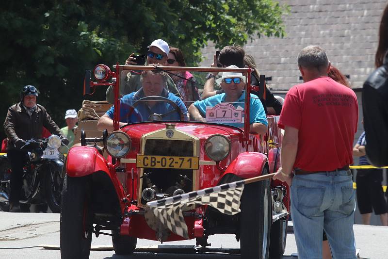Závod historických nablýskaných aut a motocyklů S kopce do kopce odstartoval v sobotu odpoledne na návsi ve Svatém Janu nad Malší.