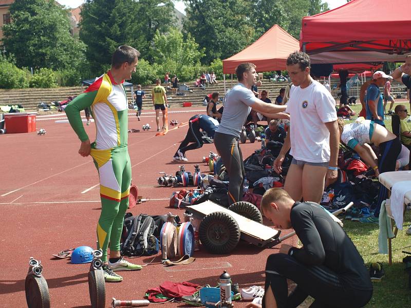 V sobotu před polednem začal na českobudějovickém stadionu TJ Sokol závod profesionálních hasičů v běhu na 100 metrů s překážkami.