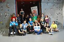 PLAVCI. Handicapovaní zakončili školní rok na horolezecké stěně v restauraci Vatikán.      