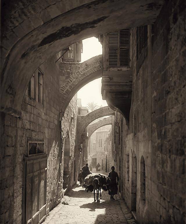 Jeruzalém, Via Dolorosa, jeden ze snímků, které vystavuje táborské Muzeum fotografie Šechtl a Voseček. Via Dolorosa je ulice ve Starém městě Jeruzaléma, kudy podle křesťanské tradice šel Ježíš, když nesl svůj kříž na cestě k ukřižování.