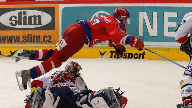 Hokejisté HC Mountfield v pátek hostí od 17.30 Ústí nad Labem. Na snímku z utkání s Pardubicemi plachtí Kamil Brabenec přes brankáře Lašáka.